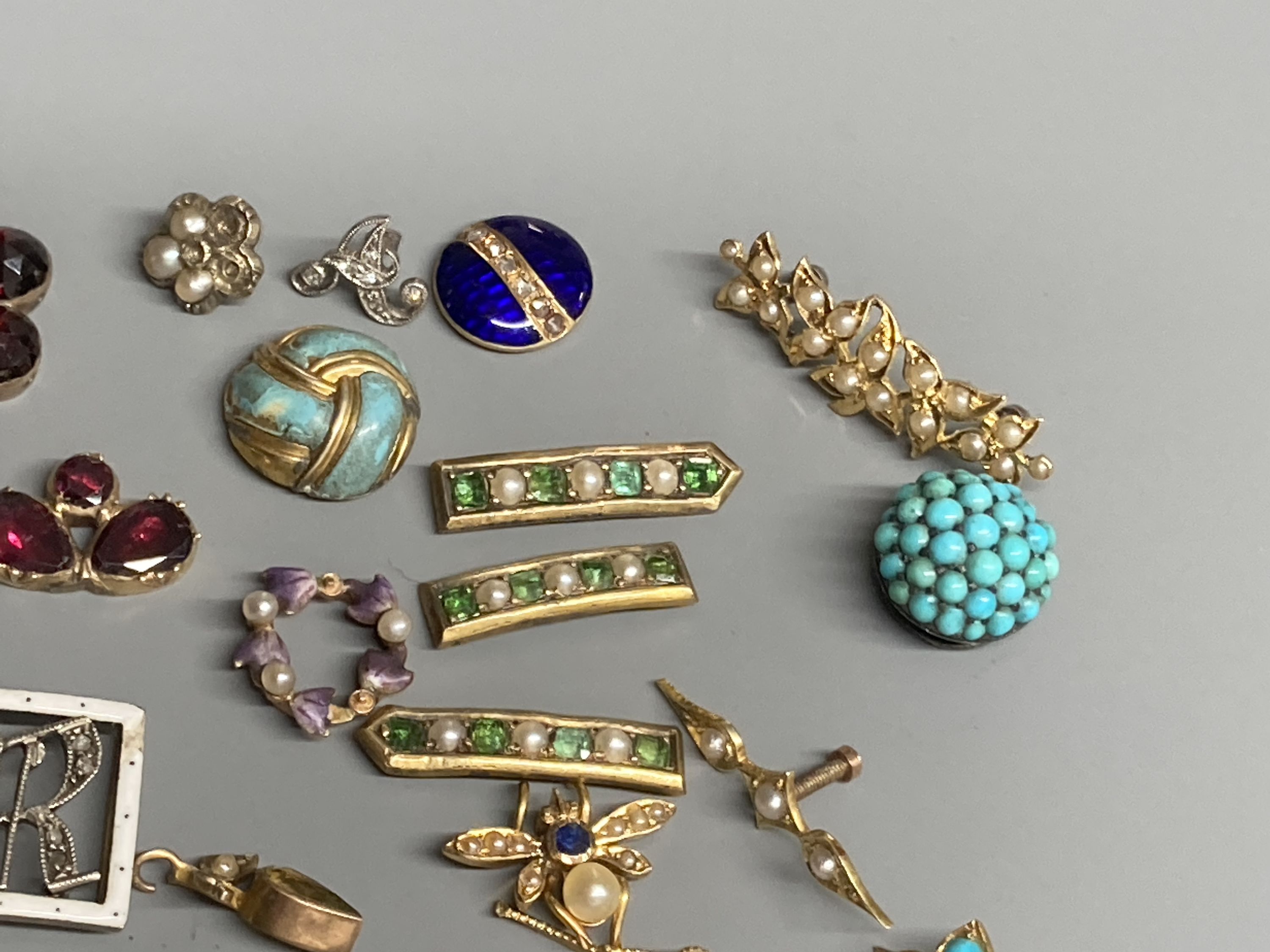 A small quantity of 19th century and later jewellery, including a rose cut diamond set mount, enamel and diamond set initial clasp and other gem set items.